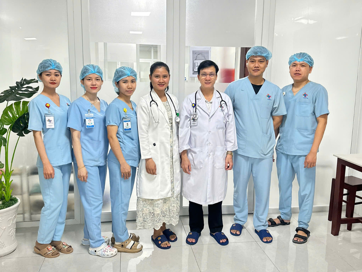 Hình 1: Đội ngũ Bác sĩ và Điều dưỡng Đơn nguyên Thận nhân tạo – Bệnh viện Đa khoa Châu Thành - Nam Tân Uyên.