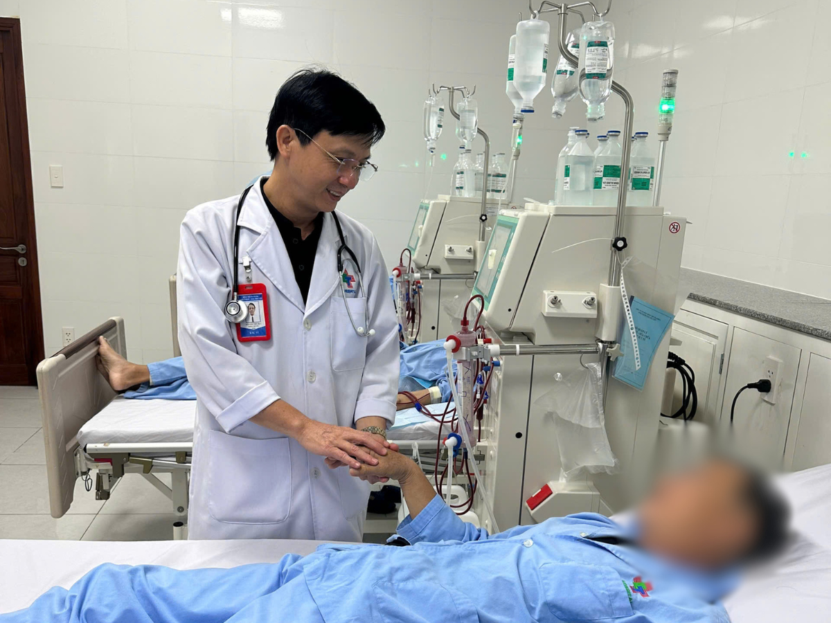 Hình 10: Khoảnh khắc ấm áp – Bác sĩ nắm tay động viên, tiếp thêm tinh thần cho người bệnh.