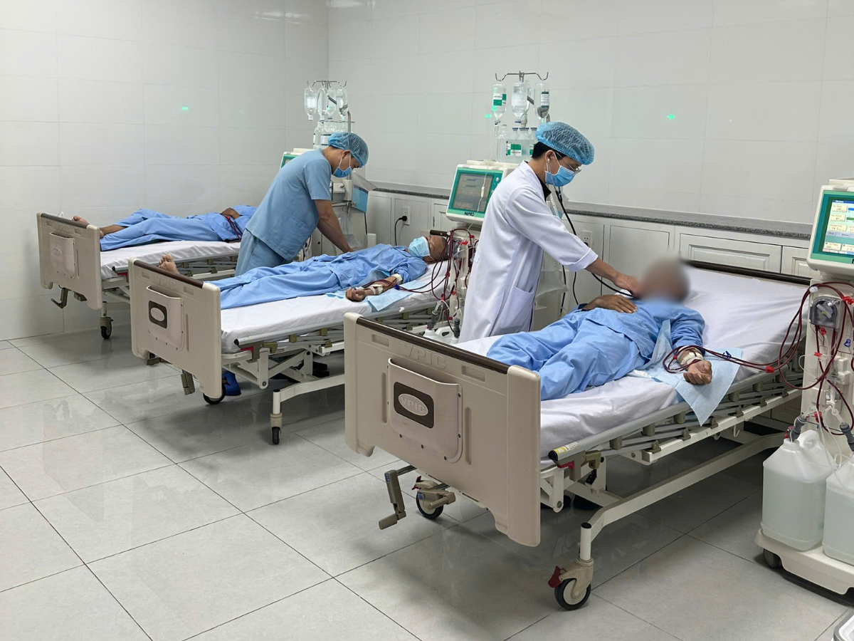 Hình 9: Bác sĩ  thăm khám, và điều dưỡng theo dõi sát sao trong suốt buổi lọc