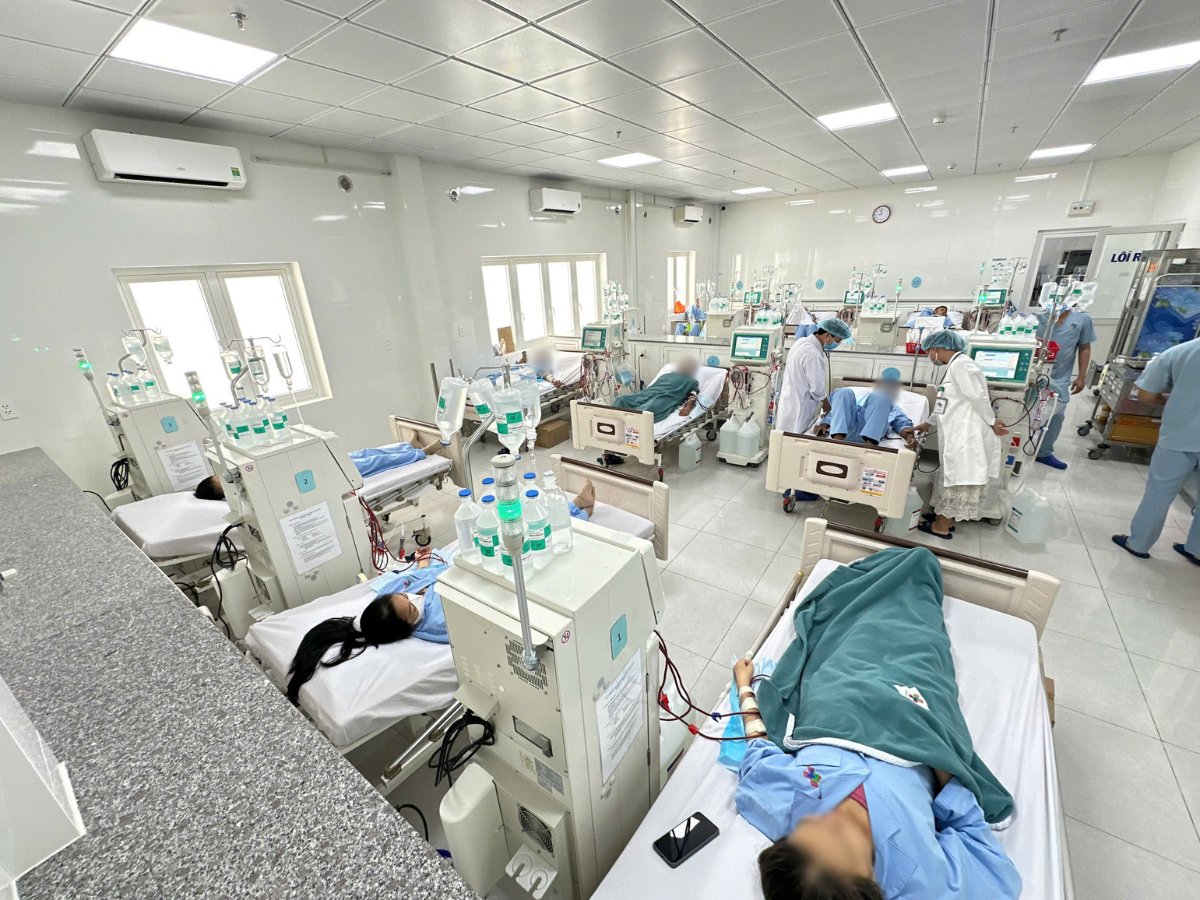Hình 2: Toàn cảnh không gian điều trị khang trang, rộng rãi và sạch sẽ tại Đơn nguyên Thận nhân tạo.