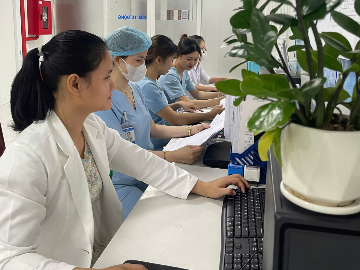 Hình 5: Nhân viên tập trung xử lý công việc chuyên môn và quản lý hồ sơ bệnh án tại bàn hành chính.