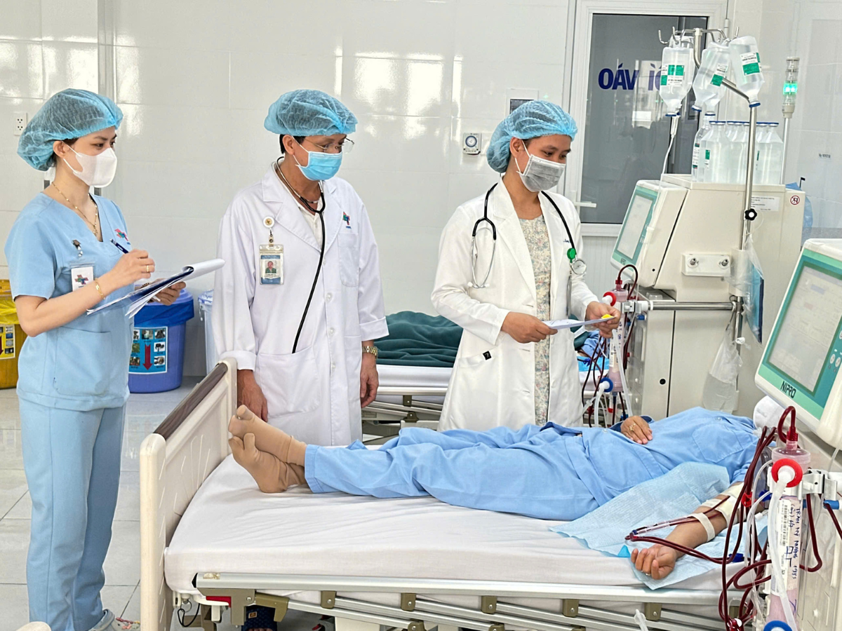 Hình 6: Đội ngũ Bác sĩ  thăm khám, hội chẩn từng người bệnh.